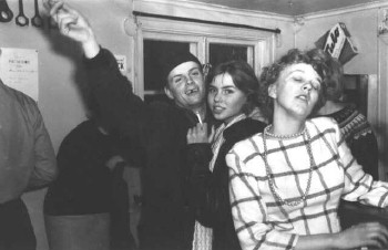 Hgberg, Ester och Yvonne festar i kken