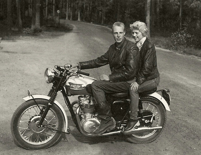 Frfattaren och spttan Lynn 1961 p vgen mot Hjlmarbaden